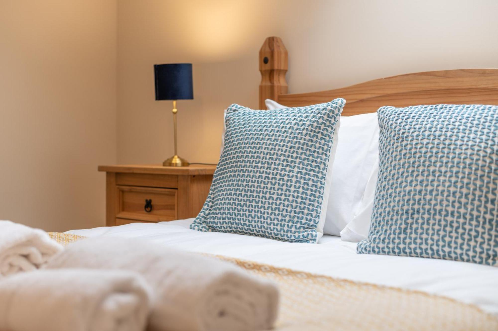 King Eddie's Place -tv In Every Bedroom! * Swansea