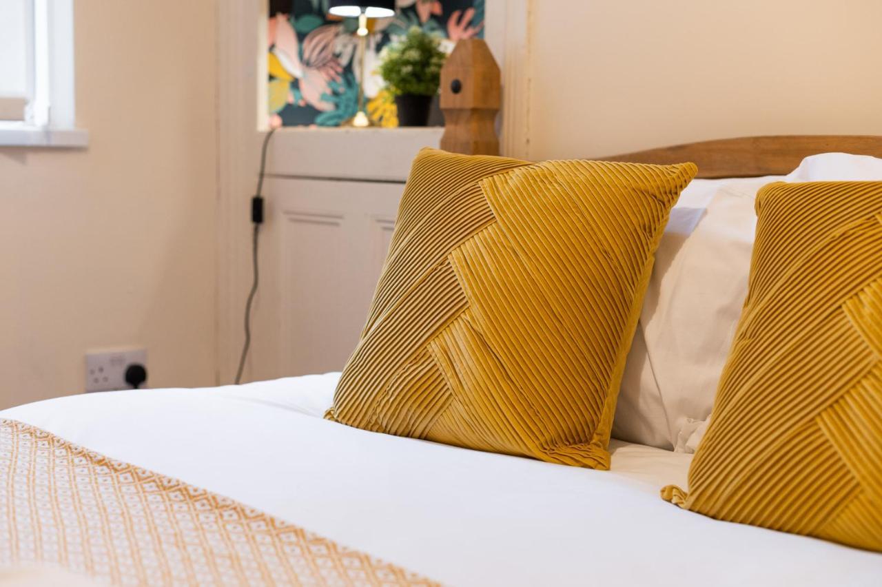 King Eddie's Place -tv In Every Bedroom! *